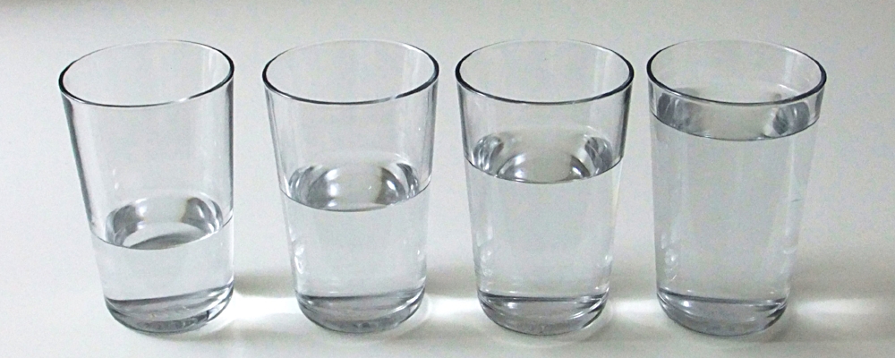 Unterschiedlich gefüllte gleiche Gläser als Metapher für Qualitätsunterschied
